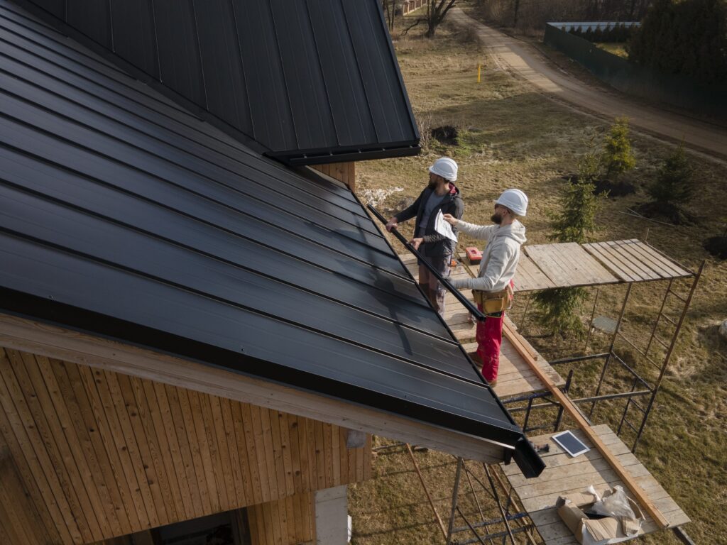 full-shot-roofers-working-with-helmets-min